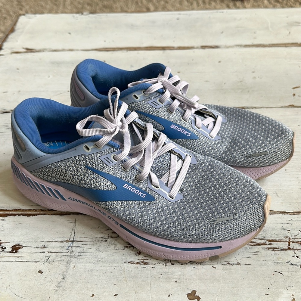 - Brooks Women's Adrenaline GTS 22 Supportive Running Shoe size 10